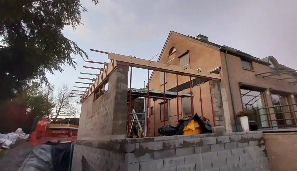 Gros œuvre d'une maison : maçonnerie en blocs, charpente et échafaudage